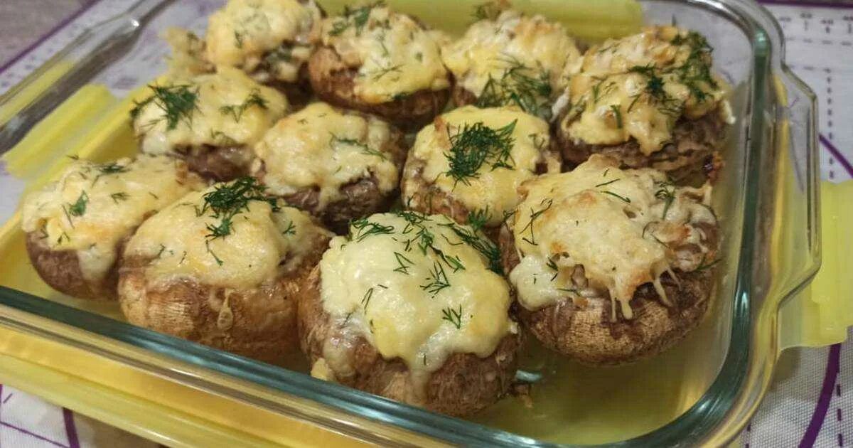 Шампиньоны в духовке с ножками сыром. Запечённые грибы шампиньоны фаршированные. фаршированные грибы шампиньоны в духовке с сыром и фаршем. запеченные фаршированные шампиньоны. шампиньоны фаршированные шампиньонами.