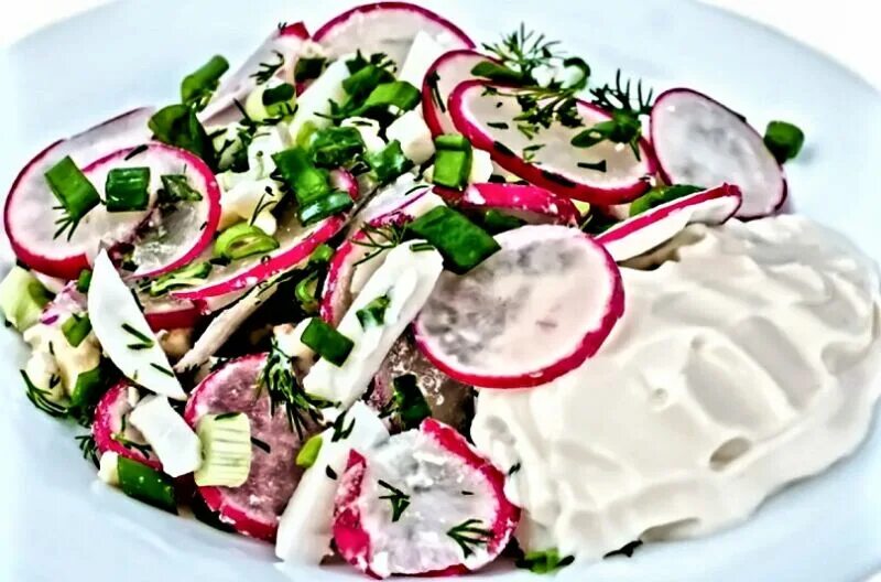 Салат редис со сметаной. Салат из редиски. Овощной салат со сметаной. Салат из редиса со сметаной. Салат с редисом и яйцом.