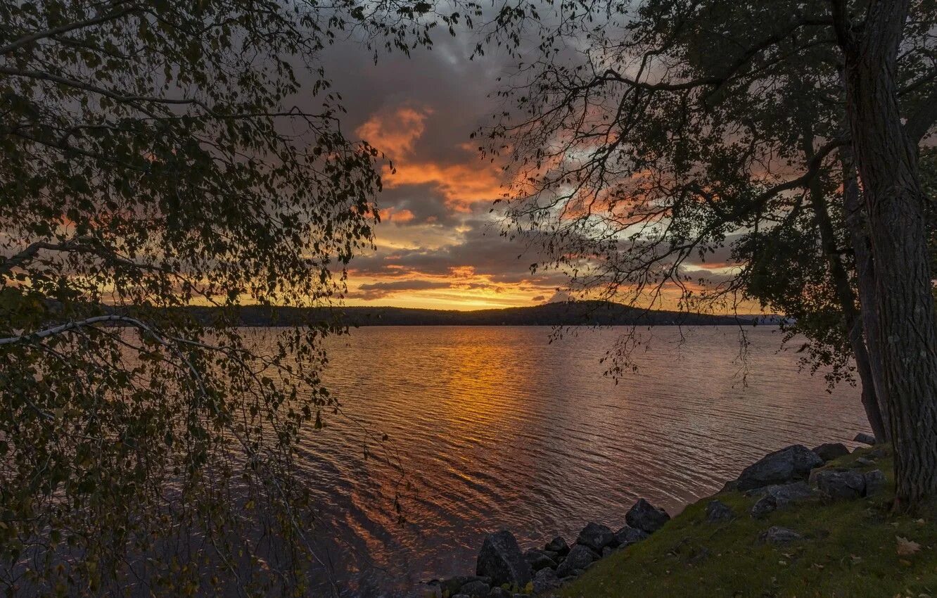 Видео на берегу озера. Вечер на берегу реки. Вечер на берегу озера. Природа вечер. Вечер озеро закат.