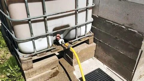 Как вылить воду из бочки без насоса