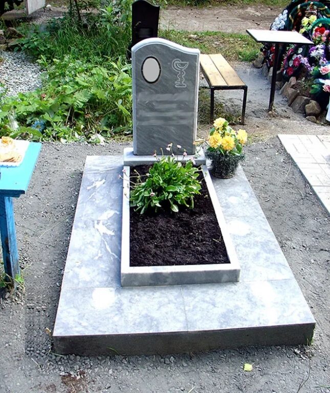 Надгробия мрамор гранит на кладбище. Мраморная плита на могилу. Мраморная надгробная плита. Маленькие мраморные памятники. Памятник общий можно