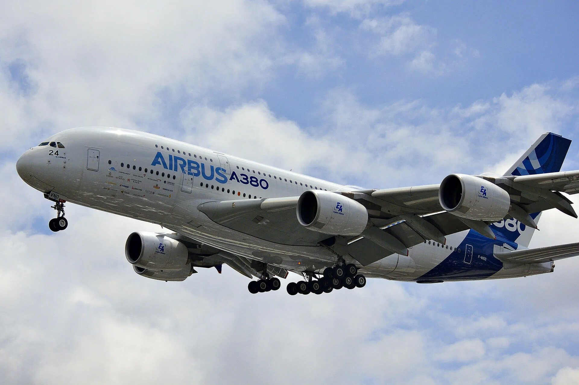 Airbus a380. Эйрбас 380. Airbus a380 фото. Первый полет Airbus a380.