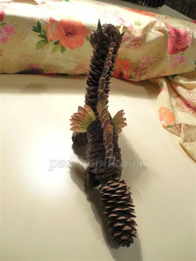 Динозавр из шишек. Дракон из шишек. змея из шишек.