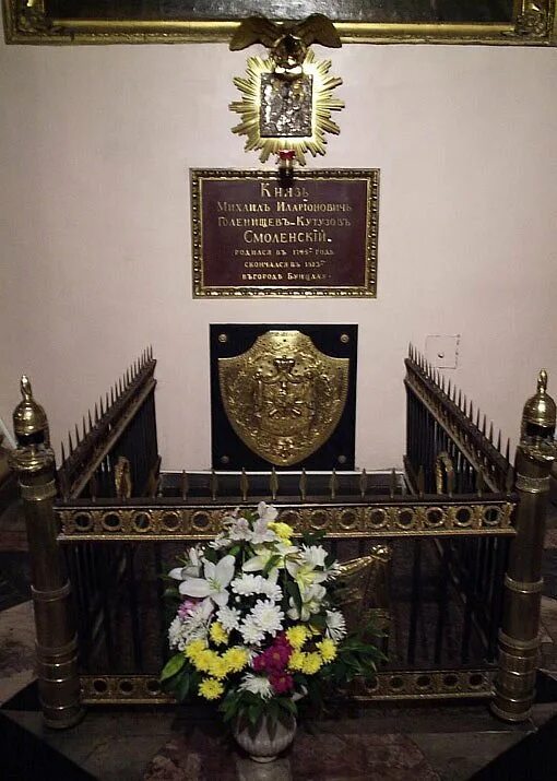 Где похоронен кутузов в санкт петербурге. Захоронение кутузова в казанском соборе. Казанский собор в санкт-петербурге захоронение кутузова. Могила михаила кутузова в казанском соборе. Казанский собор в петербурге могила кутузова.