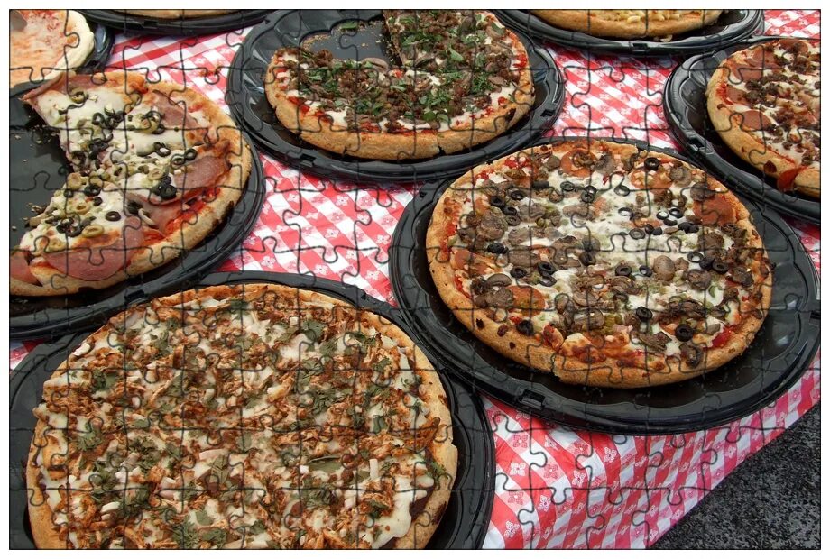 Pizza be the best food. Итальянская пицца с мясом. Пицца с тянущимся сыром. Пицца на темном фоне вид сверху. Самая вкусная еда.