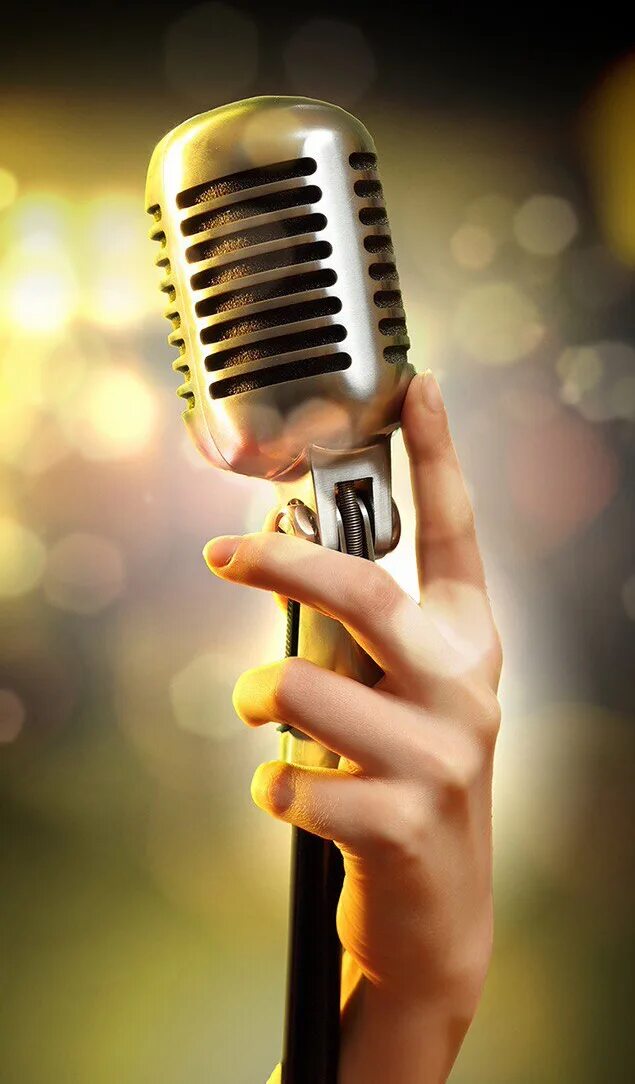 Микрофон для пения. Девушка с микрофоном. Рука с микрофоном. Микрофон красивый. Петь караоке руки
