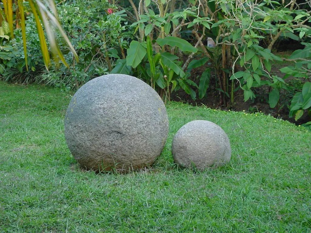 Округлый камень. Круглые валуны Коста Рики. Валуны Коста Рика. Каменные шары Коста-Рики. Коста Рика каменные шары.