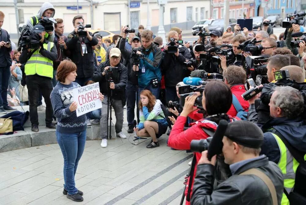 Прямая трансляция митинга сейчас. Митинги в москве сейчас. митинги шествия москва. демонстрация в москве сейчас прямой эфир. протесты в москве сейчас прямой эфир.