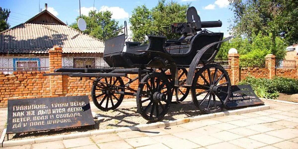 Устинов лог воткинск. Обелиск памятники камышин. Красная могила червонопартизанск. Гуляй поле обелиск. Памятник нестору махно в гуляйполе.