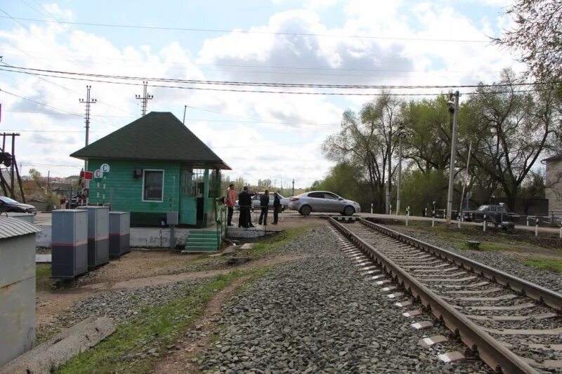 Жд переезд. Жд переезд. Жд переезд романовка. Сенной саратовская область. Жд станция багаевка саратовская область.