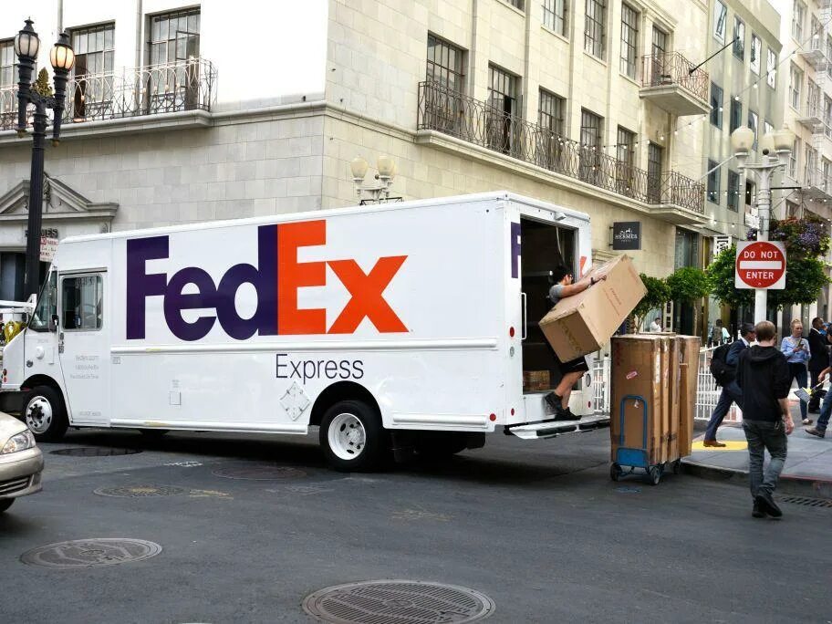 Fedex работает. Компания fedex. fedex транспорт. служба доставки fedex.