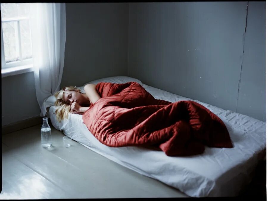 Женщина свернулась в клубочек. Сон на полу картинки. Sleep top view. Женская поза для сна. Человек в одеяле.