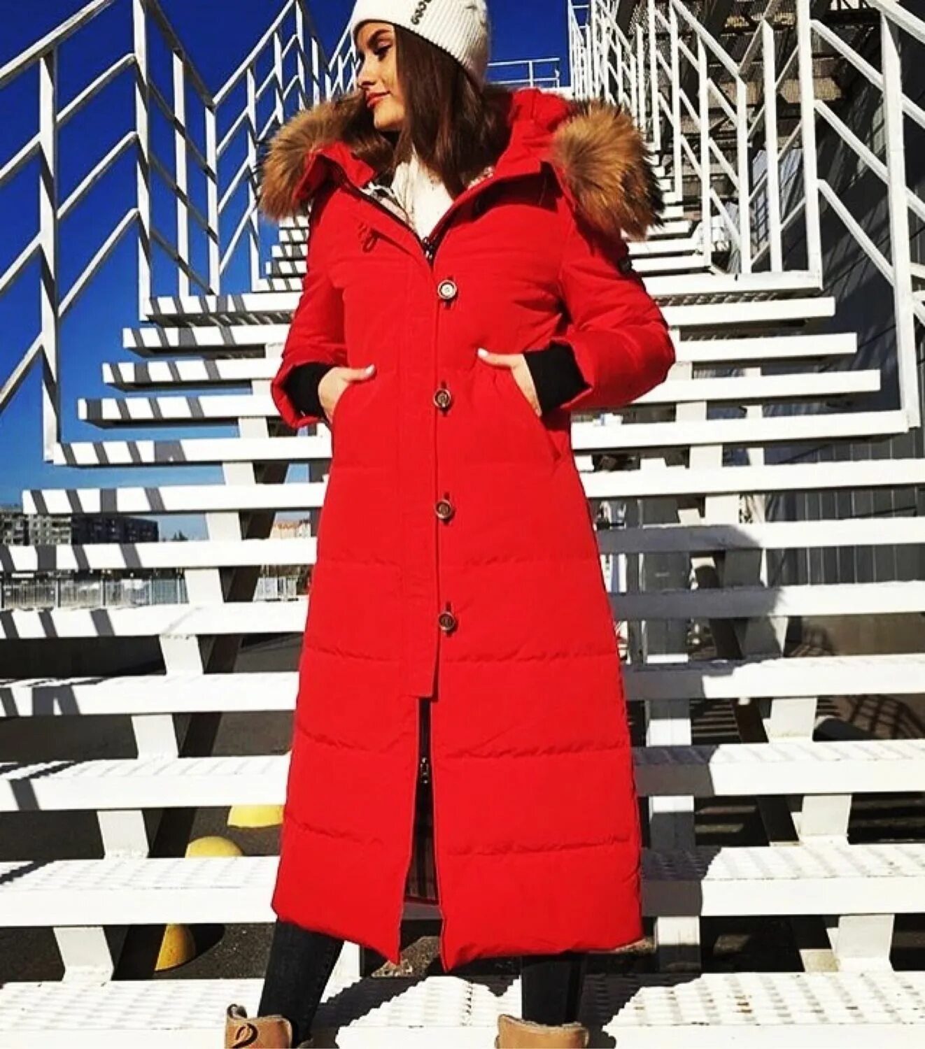 Купить удлиненный куртку зимнюю женскую. Красный длинный пуховик женский. Красный пуховик женский. Красная длинная куртка женская. Длинный пуховик.