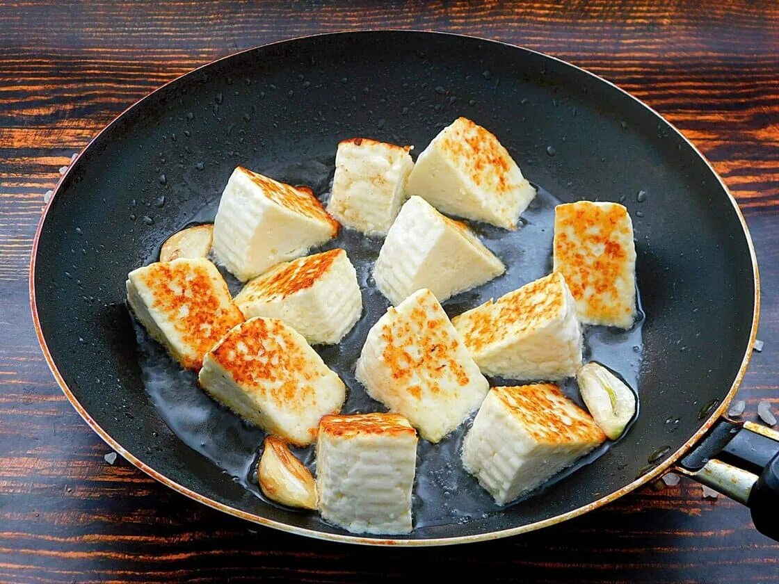 Жареный сыр на сковороде. Закуска из адыгейского сыра. Жареный сыр халуми на сковороде. Сулугуни жареный на сковороде. Сулугуни на сковороде.