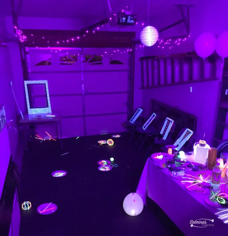 Комната для тусовок. Неоновая комната для вечеринки. Маленькая комната для тусовок. Синяя комната для вечеринок. Bedroom party