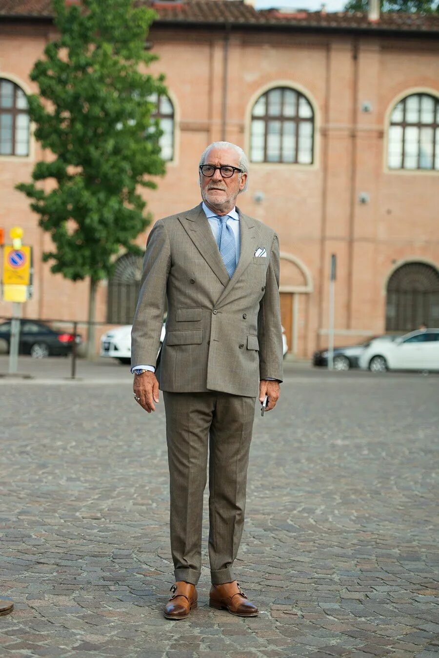 Старик строго