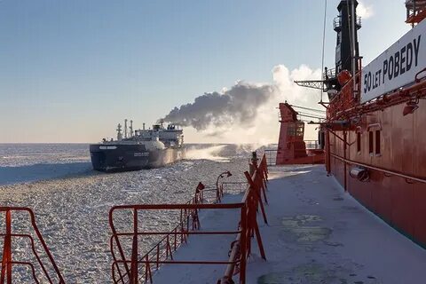 Ледокол пробивает путь