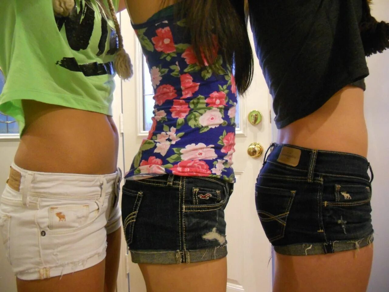 Shorts youtube длительность. Ютуб шорты. making jeans. shorts youtube картинка. две подруги в шортах дома.