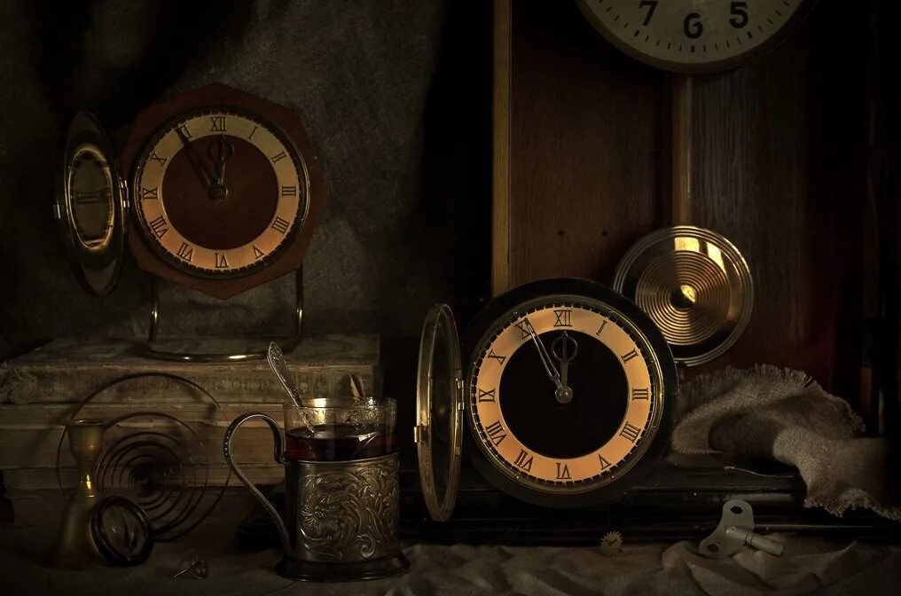 Старинные часы. Древние часы. Комната со старинными часами. Старые тикающие часы. Время 25 сентября