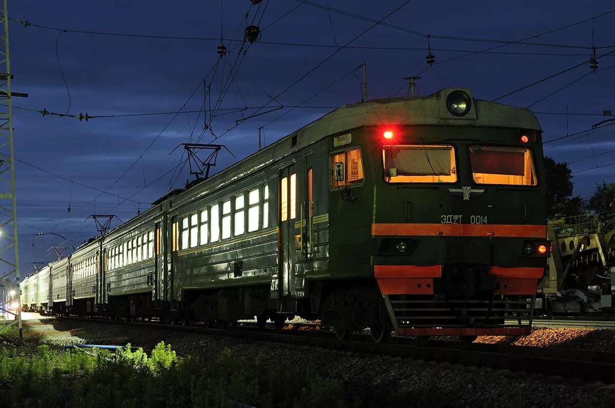 чс2т с пассажирским. гранд сервис экспресс поезд москва санкт-петербург. екатеринбург железнодорожный перрон. эд2т 0009. эд2т 0002.