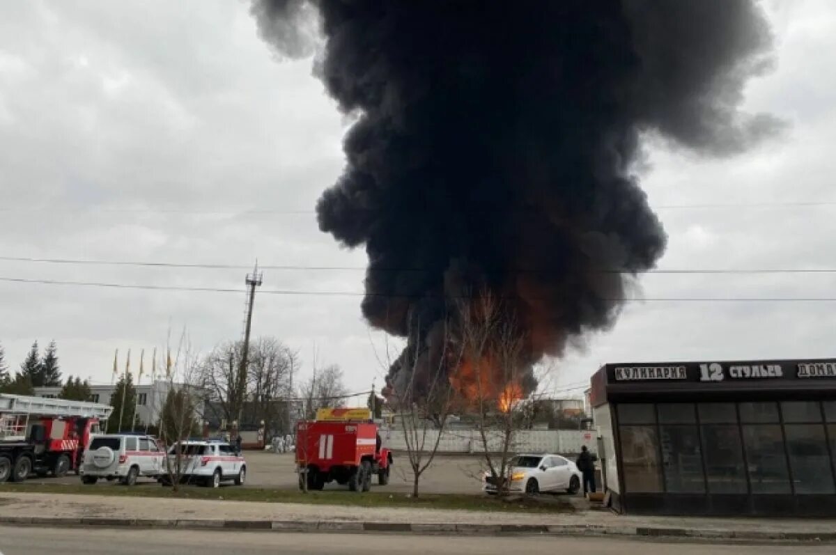 Курск где горит нефтебаза. Пожар на нефтебазе в Белгороде. Белгород Нефтебаза после пожара. Пожар нефтебазы в Белгороде 2022. Нефтебаза в Белгородской области.