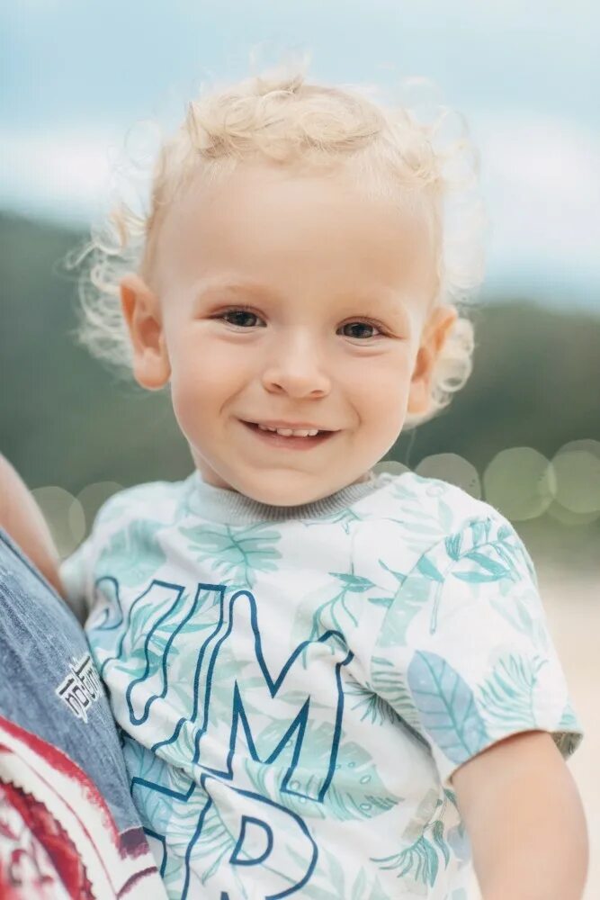 Кудрявые мальчики. Стрижки для кудрявых детей. Стрижка для кудрявого малыша. Маленький кудрявый мальчик. Кудрявые мальчики 2 года.