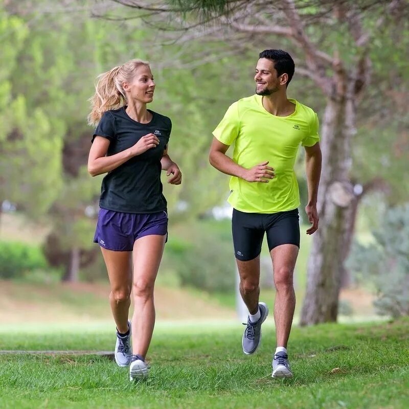 Как одеться для бега летом. Одежда для бега летом мужская. Спортивная форма для бега. Бег одежда. Одежда бегуна.