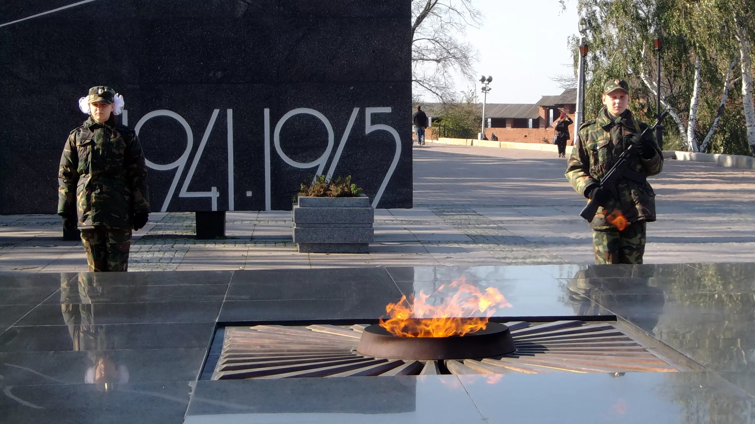 Нижегородский кремль вечный огонь нижний новгород. Нижегородский кремль вечный огонь нижний новгород. Вечный огонь нижний новгород мемориал. Мемориал вечный огонь в нижегородском кремле. Вечный огонь в нижегородском кремле.