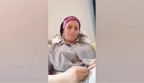 Laz kızı tiktok'ta frikik vermek için dekolteli gömleğinin düğmelerini...