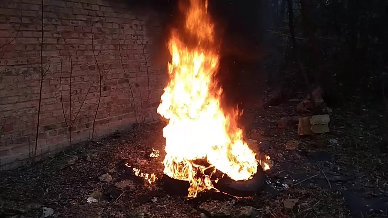 Поджигали покрышки. Сжигание покрышек. Горение шин. Горящие покрышки. Костер из резины.