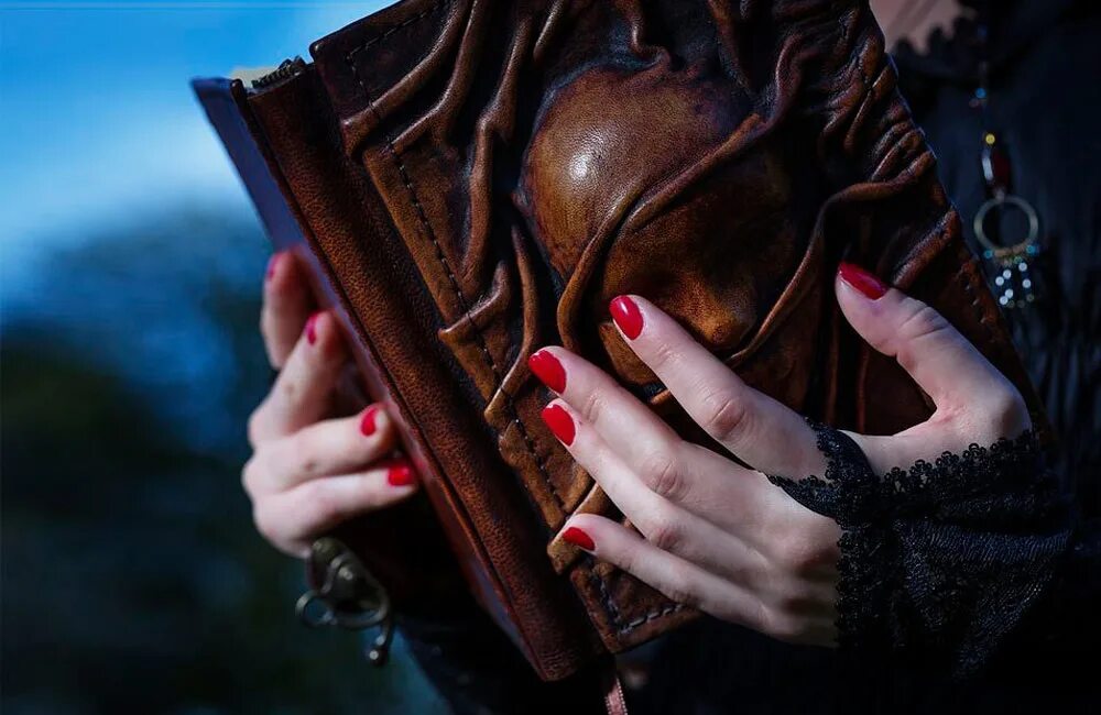 Магический обряд. Колдовство это. Сериал ведьма - приворотное зелье. Колдунья приворот. Колдовские атрибуты.