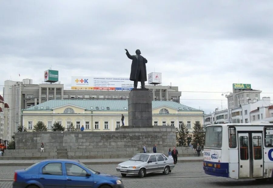 Ленин на площади 1905 года Екатеринбург. Памятник Ленину в Екатеринбурге на площади 1905. Памятник Ленину площадь 1905 года. Площадь 1905 года Екатеринбург памятник. Чкаловский ленина