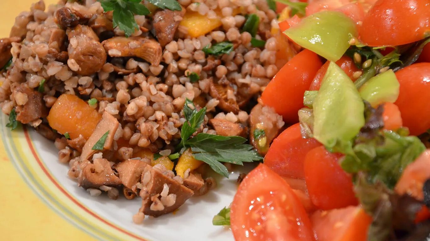 Гречневая каша с куриным филе и грибами. Гуляш с гречкой. Гречка с мясом. Гречка с поджаркой. Шашлык с гречкой.