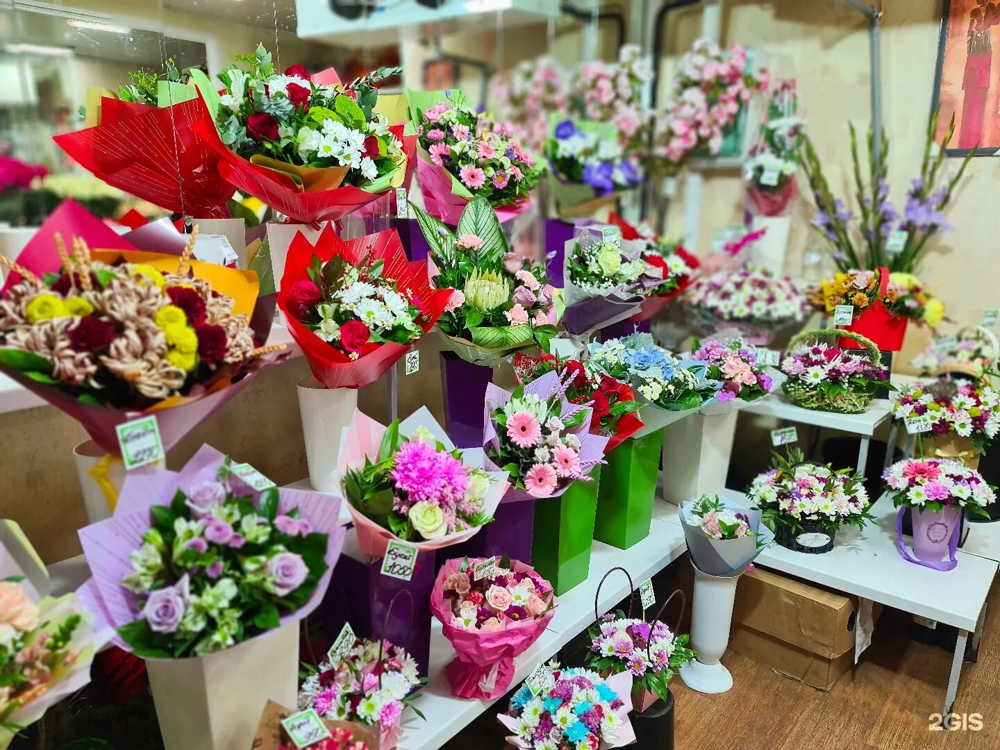Доставили цветы. Магазин цветов с доставкой спб. Витрина цветочного магазина. Ассортимент цветочного магазина. Цветы спб.