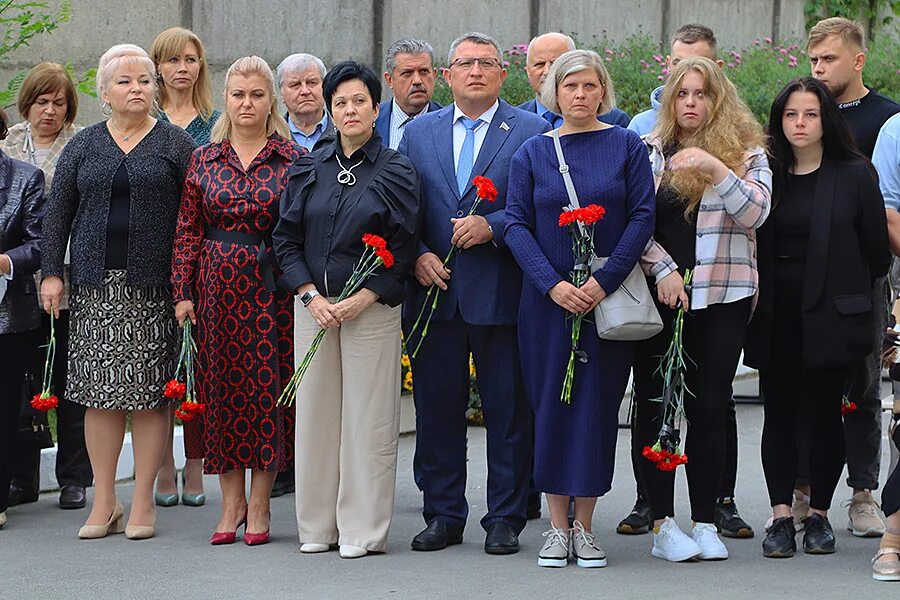 В какой школе брянска стреляли. Школа 46 брянск учителя. школа 46 брянск фото. рухмаков брянск. мемориальные доски на школе 46 брянск.
