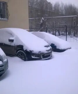 Машину засыпало снегом