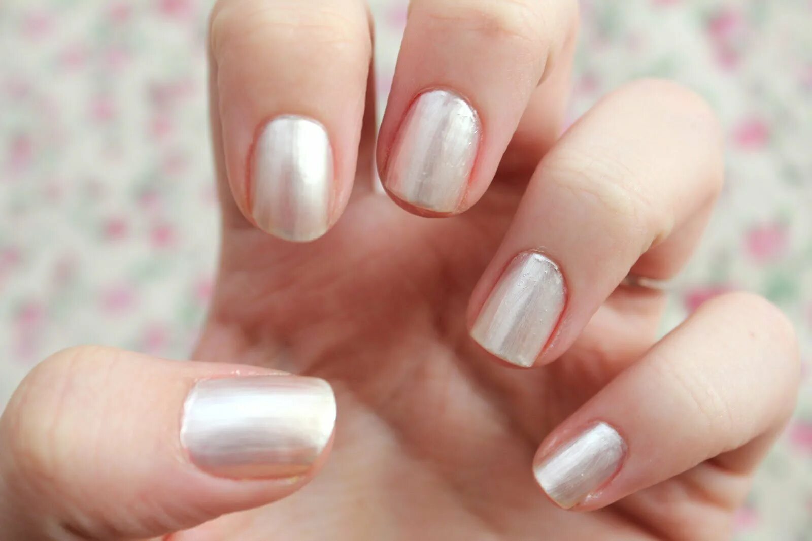 незаметный маникюр. не заметнфй маникюр в школу. незаметные ногти в школу. незаметный маникюр. перламутровый маникюр на короткие ногти.