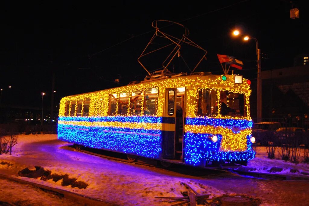 новогодний трамвай в москве. украшение трамвая. светящийся трамвай. трамвай с гирляндами москва. трамвай с гирляндами.