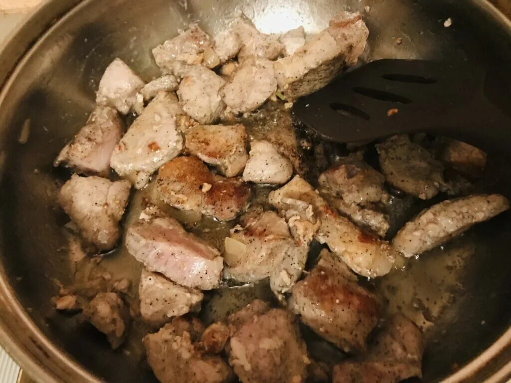Рецепт жареной свинины кусочками на сковороде. Свинина жареная кусочками. Жареная свинина на сковороде. Жареная свинина на сковороде кусочками. Блюда из свинины жареной порционными кусками.