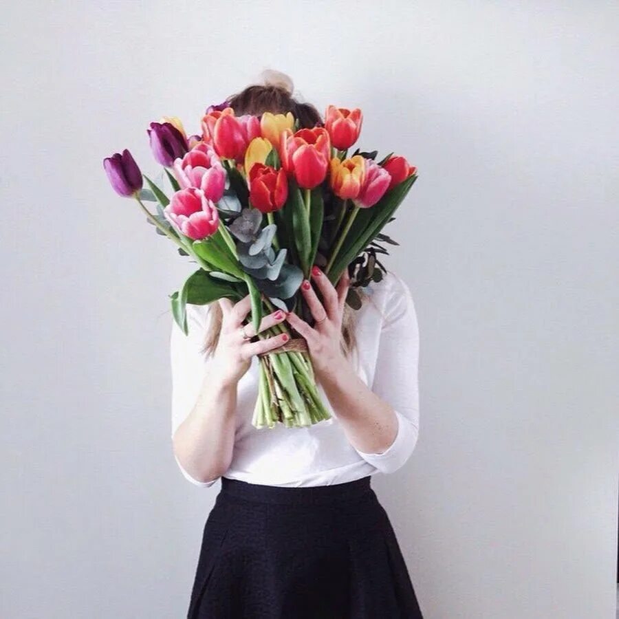 Букет "девушке". Девушка с тюльпанами. Девушка с букетом тюльпанов. Цветы в руках у девушки. Как красиво сфоткать тюльпаны