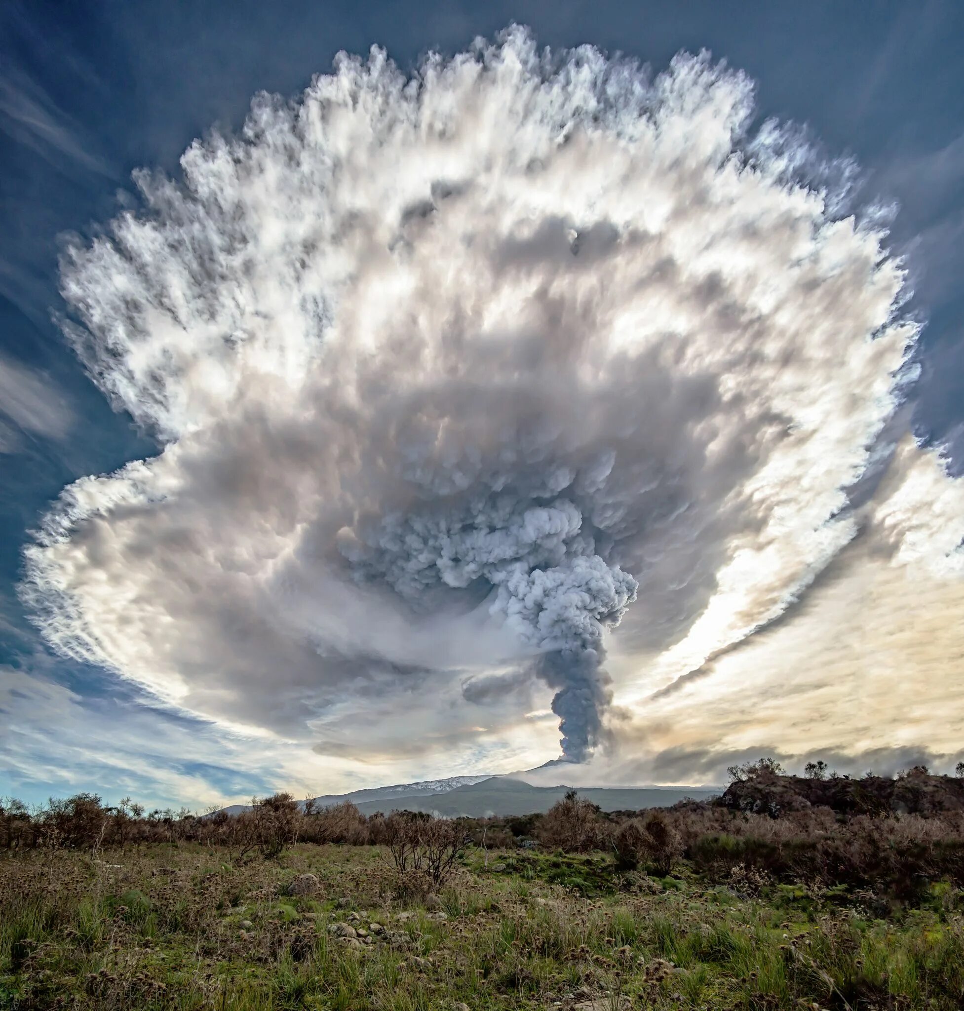 Кипящие облака. Вулкан и Торнадо. Необычные облака. Необычные природные явления. Странные явления природы.