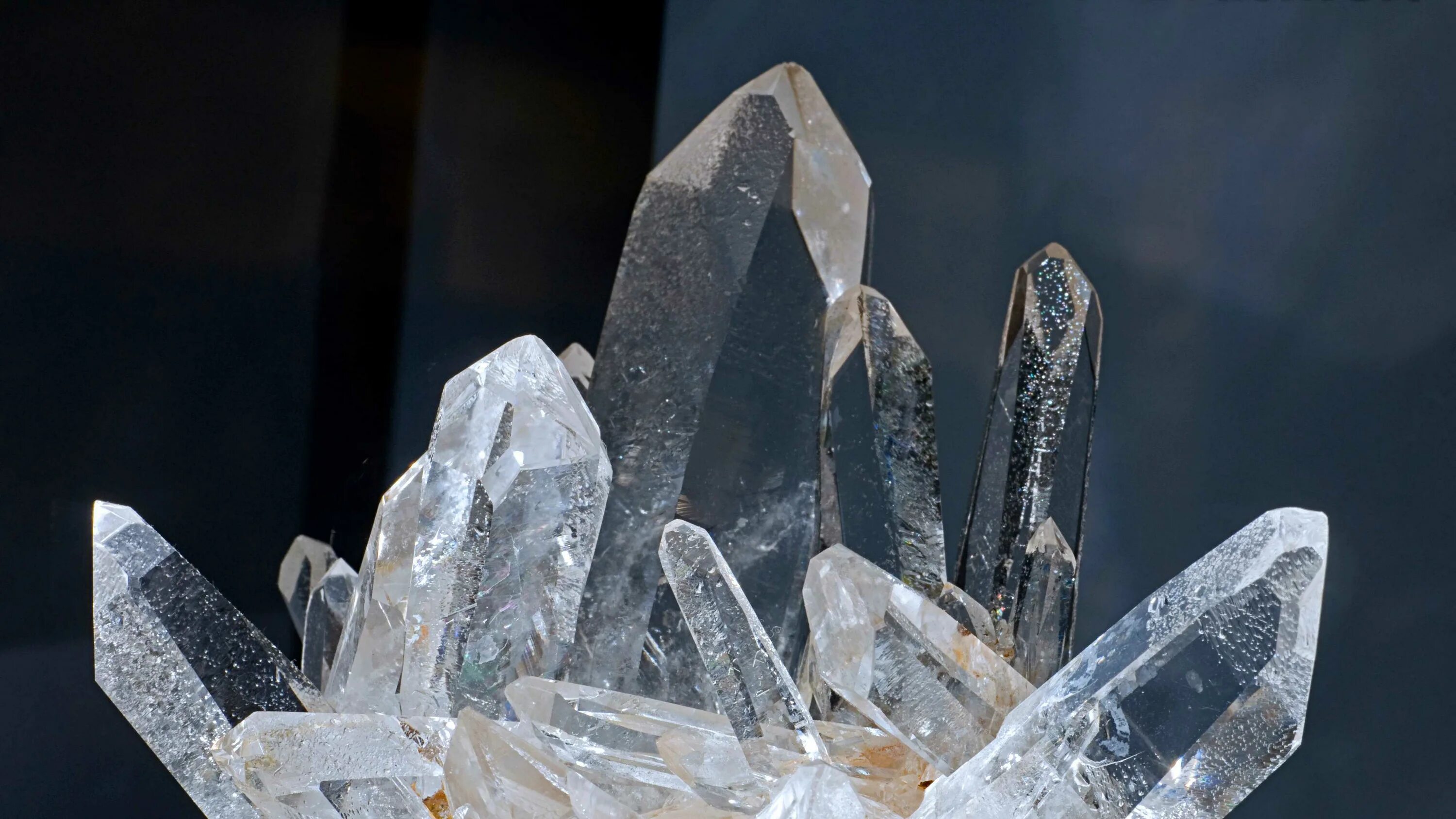 Кристаллы чистого кварца. Кристальный кварц. Горный хрусталь кварц кварц. Горный хрусталь кварц кварц. Минералы кварц горный хрусталь.