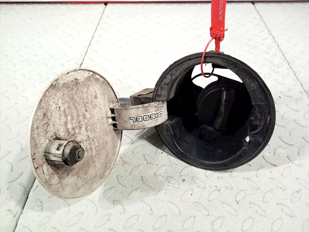 Мини купер резинка лючка бензобака. Лючек открывания топливного бака пассат б6. Лючок бензобака фрилендер 2. Крышка бензобака форд фокус 2. Vw golf 4 крышка бензобака.