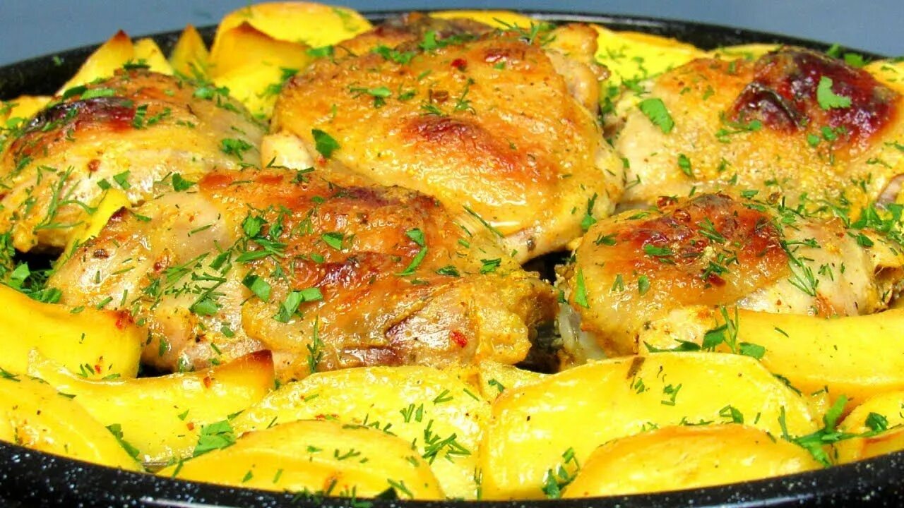 Запечь картошку с бедрышками в духовке. Картошка с бедрышками в духовке. Бедра с картошкой в духовке на протвине. Запечь картошку с бедрышками в духовке. Запечь картошку с бедрышками в духовке.