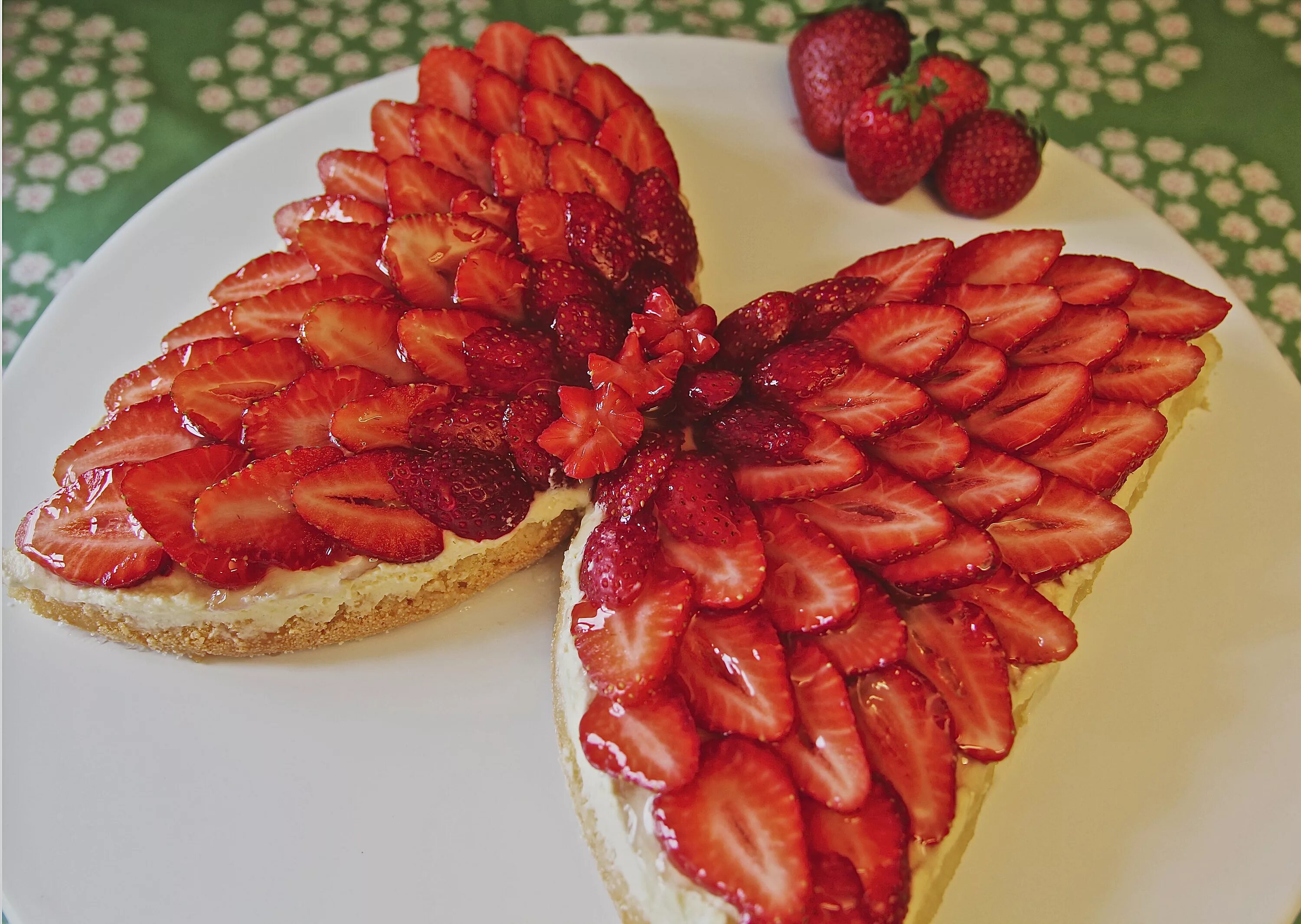 Как красиво нарезать клубнику. Красивая нарезка клубники. красиво нарезать клубнику. как красиво нарезать клубнику для украшения торта. как красиво порезать клубнику для украшения.