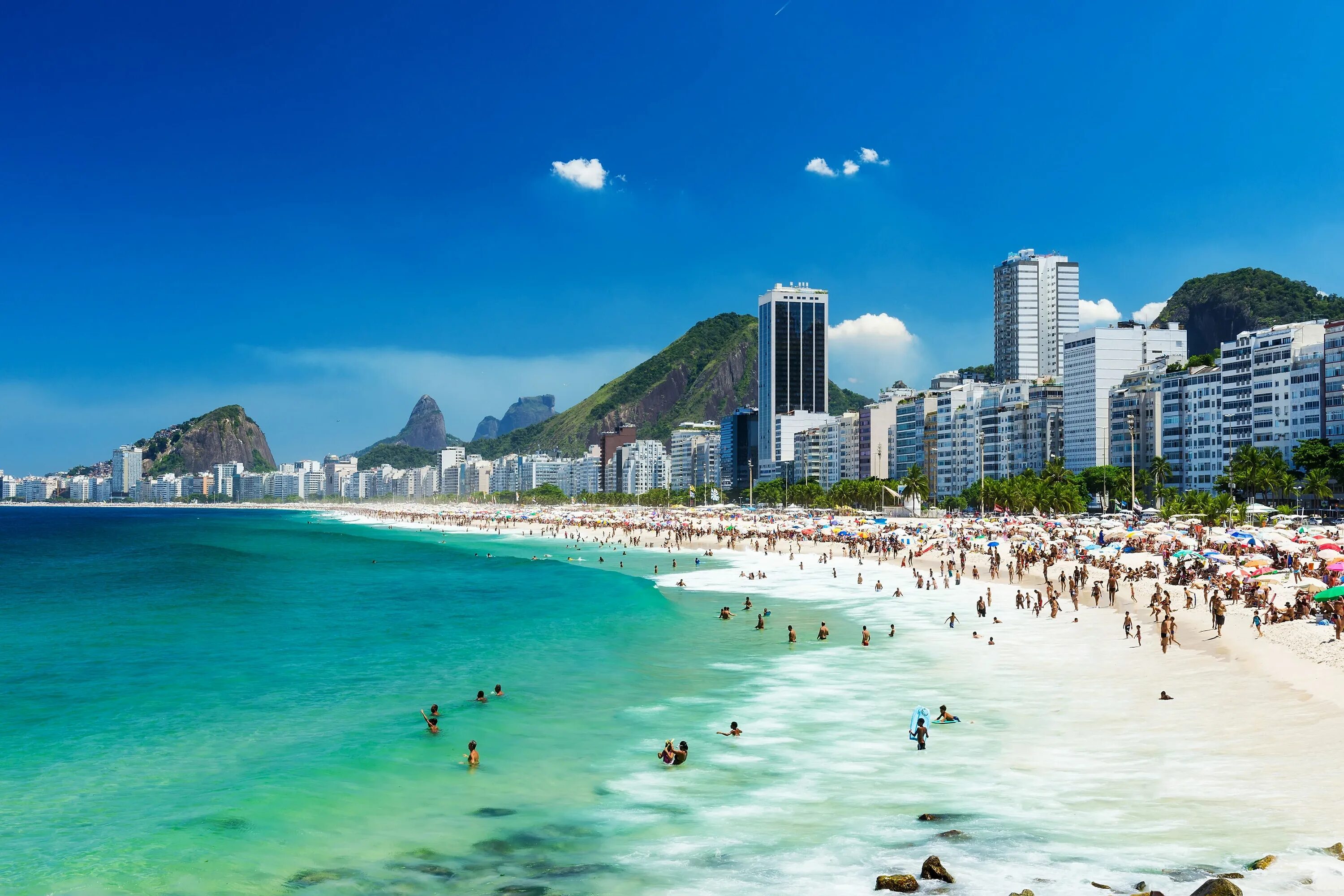 Страна известный курорт. Пляж Копакабана в Рио-де-Жанейро. Копакабана, Рио-де-Жанейро, Бразилия. Бразилия пляж Копакабана. Пляж в Рио Копакабана.