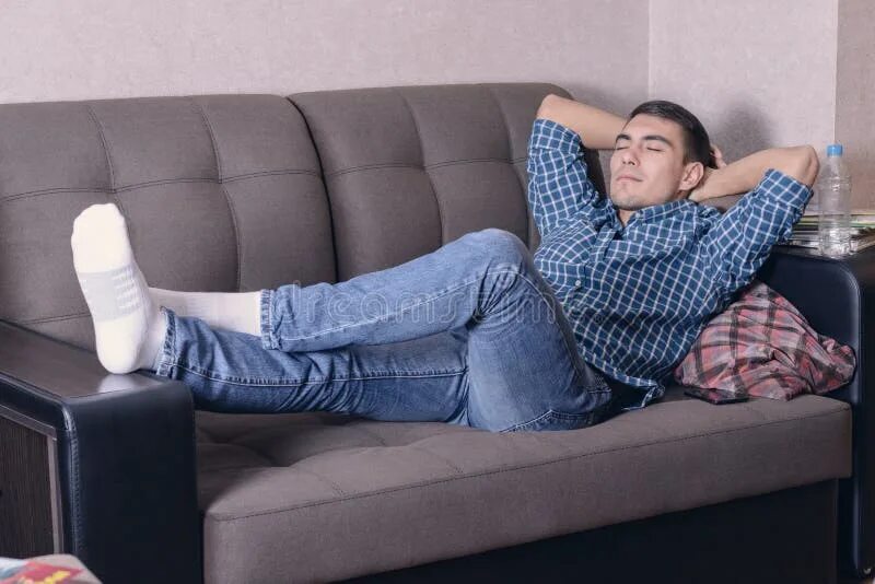 Молодую на диване домашнее. Фото из 6 человек на диване. short nap. national sleep foundation.