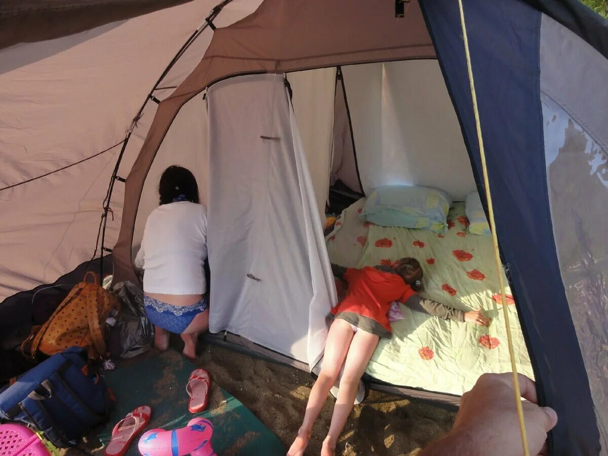 Фотосессия в палатке. Жить в палатке. Вдвоем в палатке. Семья в палатке.