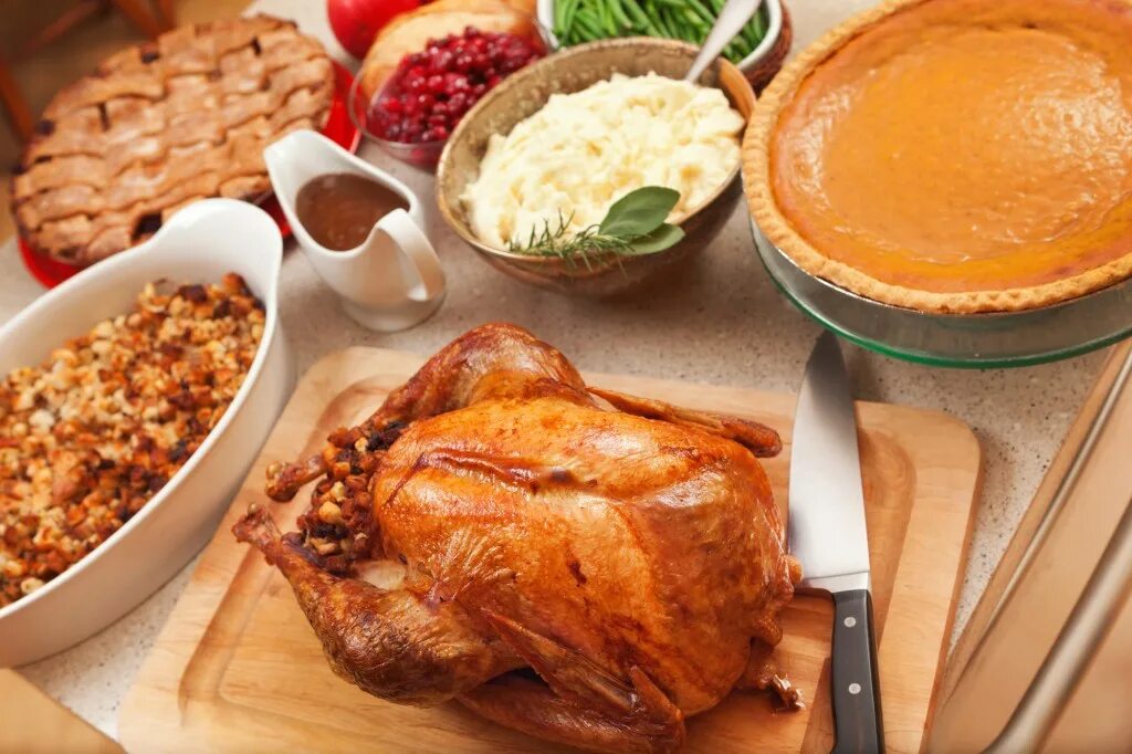 Thanksgiving turkey. Индейка на день Благодарения. Ужин на день Благодарения. Американский фермерский обед. Праздничные блюда на огне.