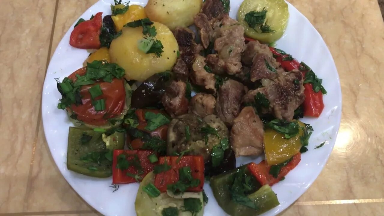 Картошка с мясом в казане. Мясо в казане с картошкой и овощами. Блюдо в казане с картошкой и мясом. Жаркое с овощами и мясом в казане. Приготовление мяса с картошкой в казане